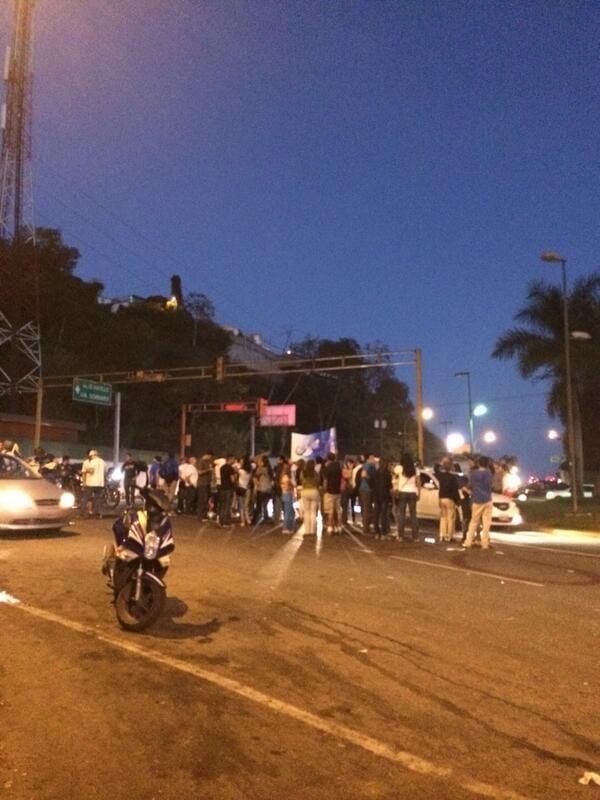 Redoma de El Hatillo 6:30 pm http://t.co/S3Wpu0bN0... 3 BhMk0C8IMAA0hYs