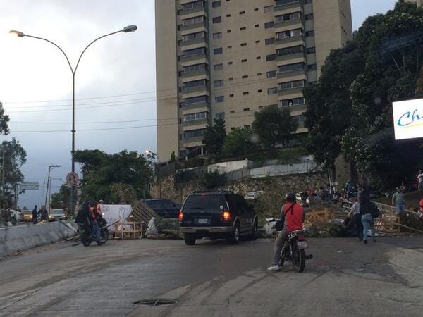Barricada de Casa Mall El Hatillo @elhatillonet ht... 1 BhPEh3oIAAAdfYc