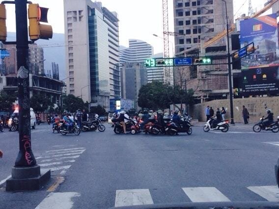 bloqueo en Fco de miranda c Ppal de Bello Campo 5:... 3 BiE86lMIYAEIyeH