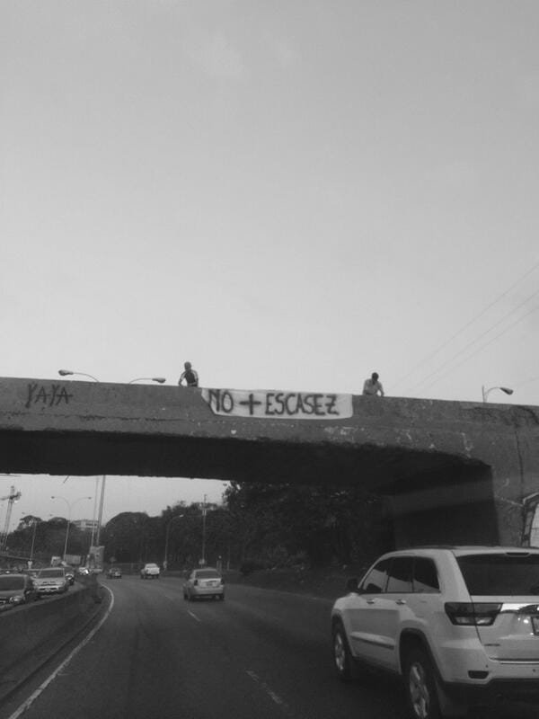 No + Escasez #pancarta en Fco Fajardo http://t.co/... 1 BiHtMGWIEAAyfbJ