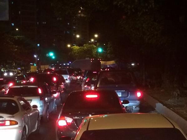 bloqueo en Bulevar del Cafetal 8:48pm http://t.co/... 1 Bj8BG2cIcAEk9Uw