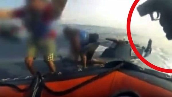 Guardacostas captura y hunde un narcosubmarino con... 8 CeydhQXXEAUHdIF